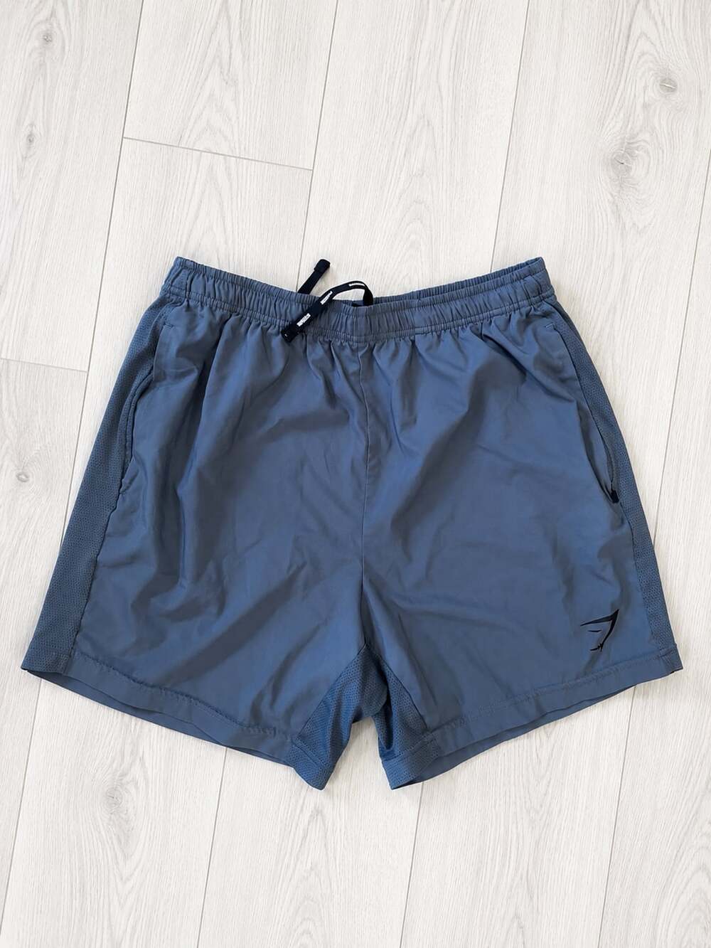 Gymshark Men’s Gray Training Shorts Mesh Panels Zip Pockets Athletic size medium
